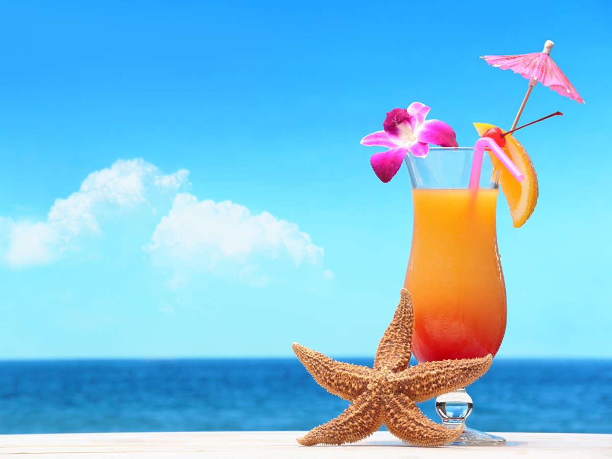 Поздравительная открытка на фоне моря с 26 февраля