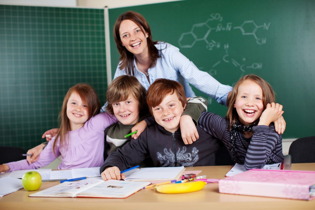 Счастливые ученики и учитель