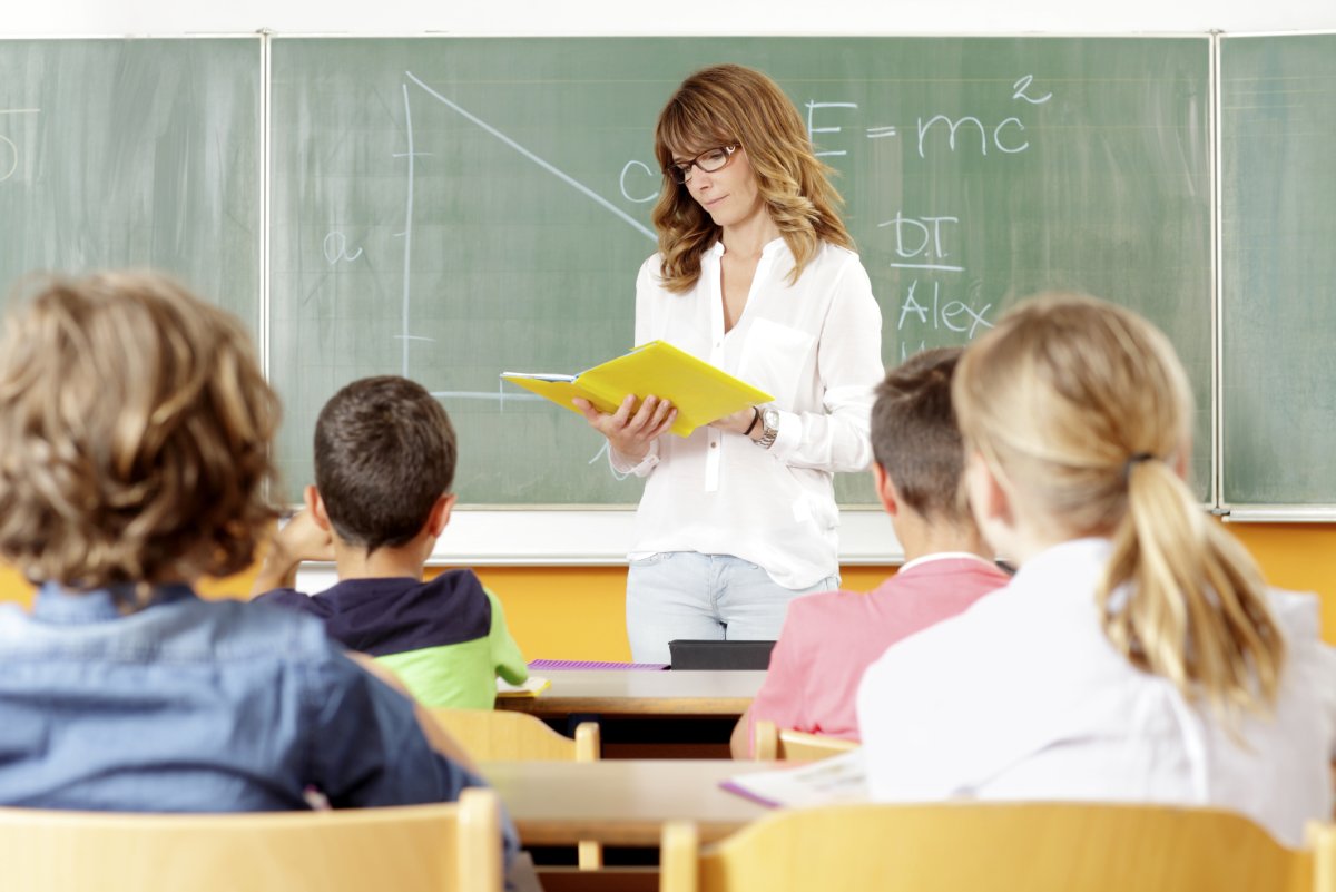 Счастливые школьники и учитель