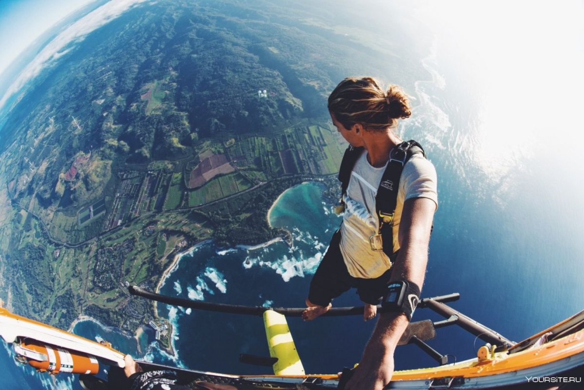 Джей Альварес парашют