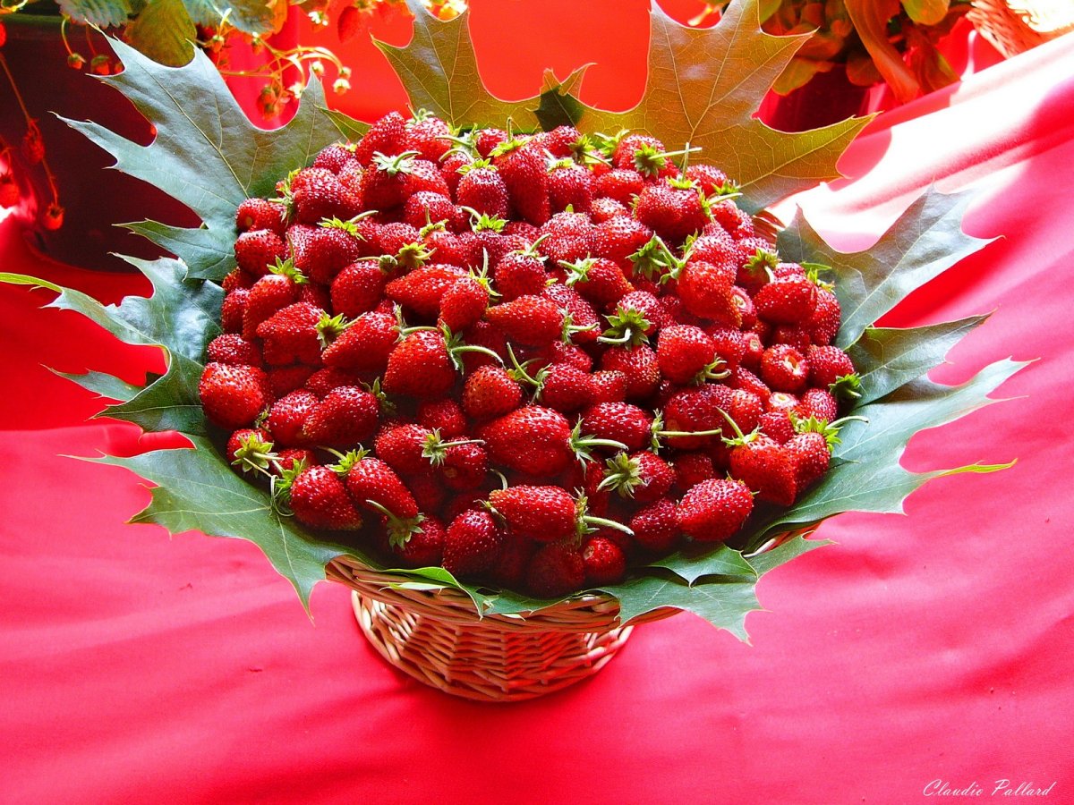 С юбилеем клубника