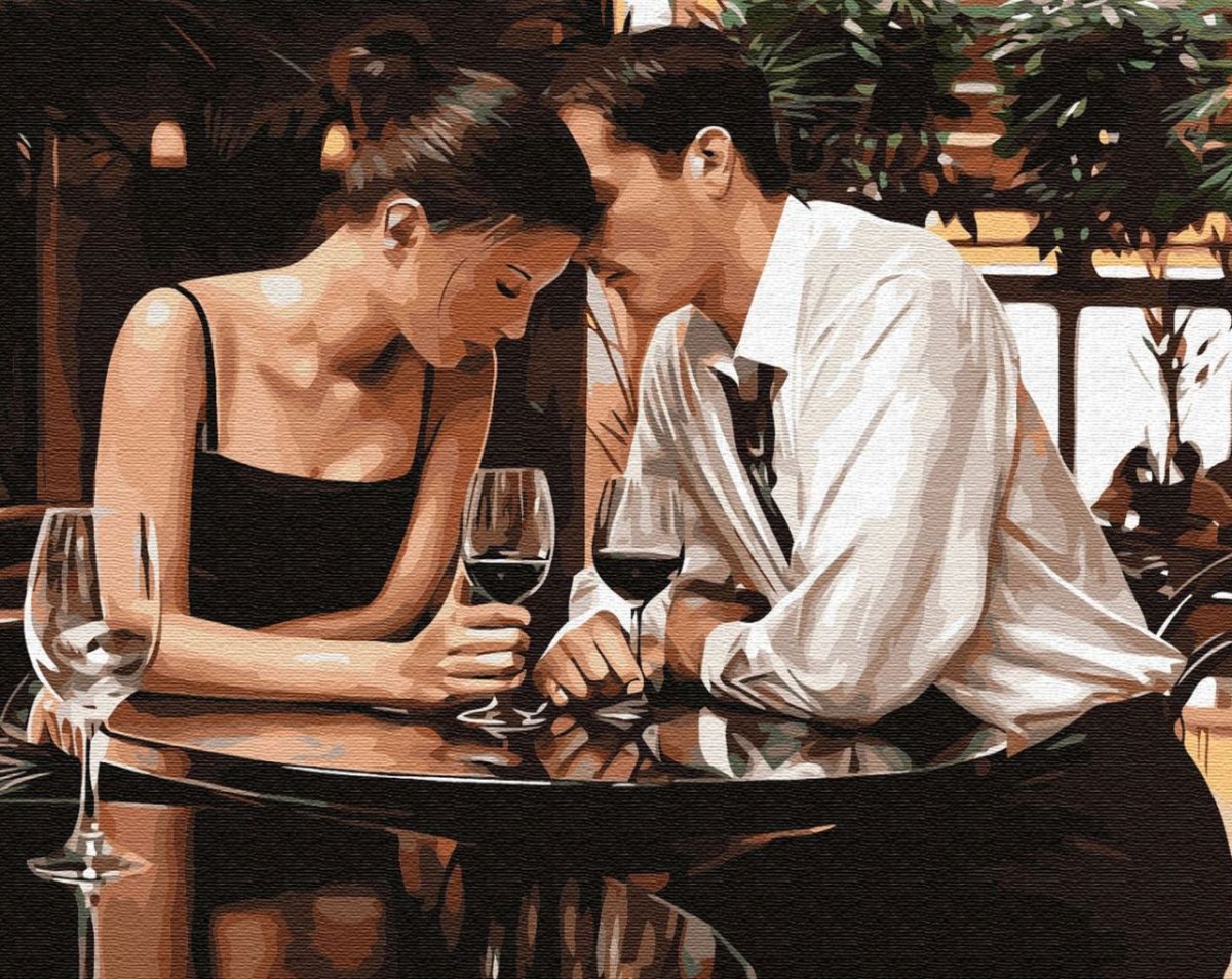 Мужчина и женщина за столиком