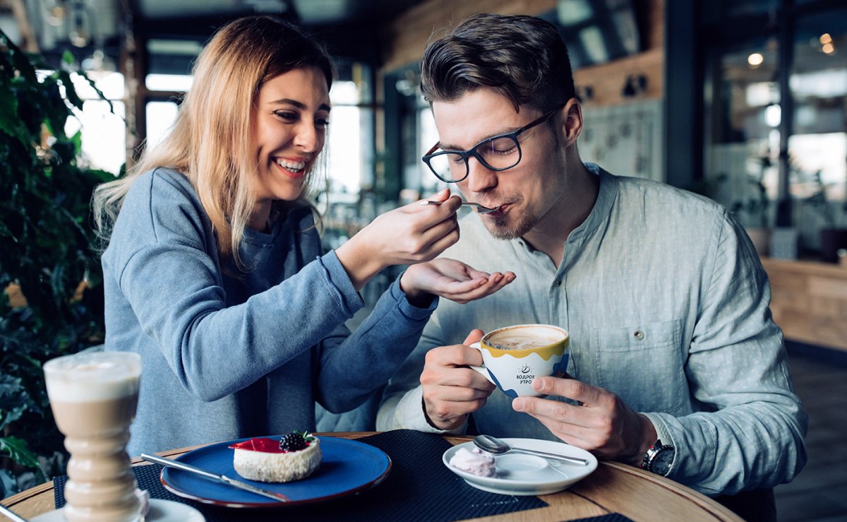 Парочка в кофейне