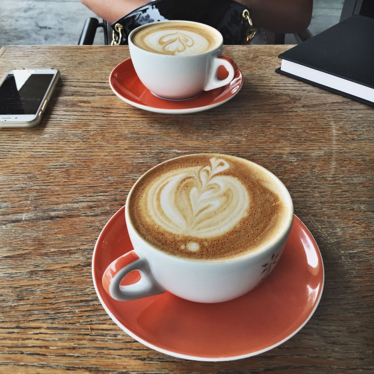 Чашка кофе в кафе