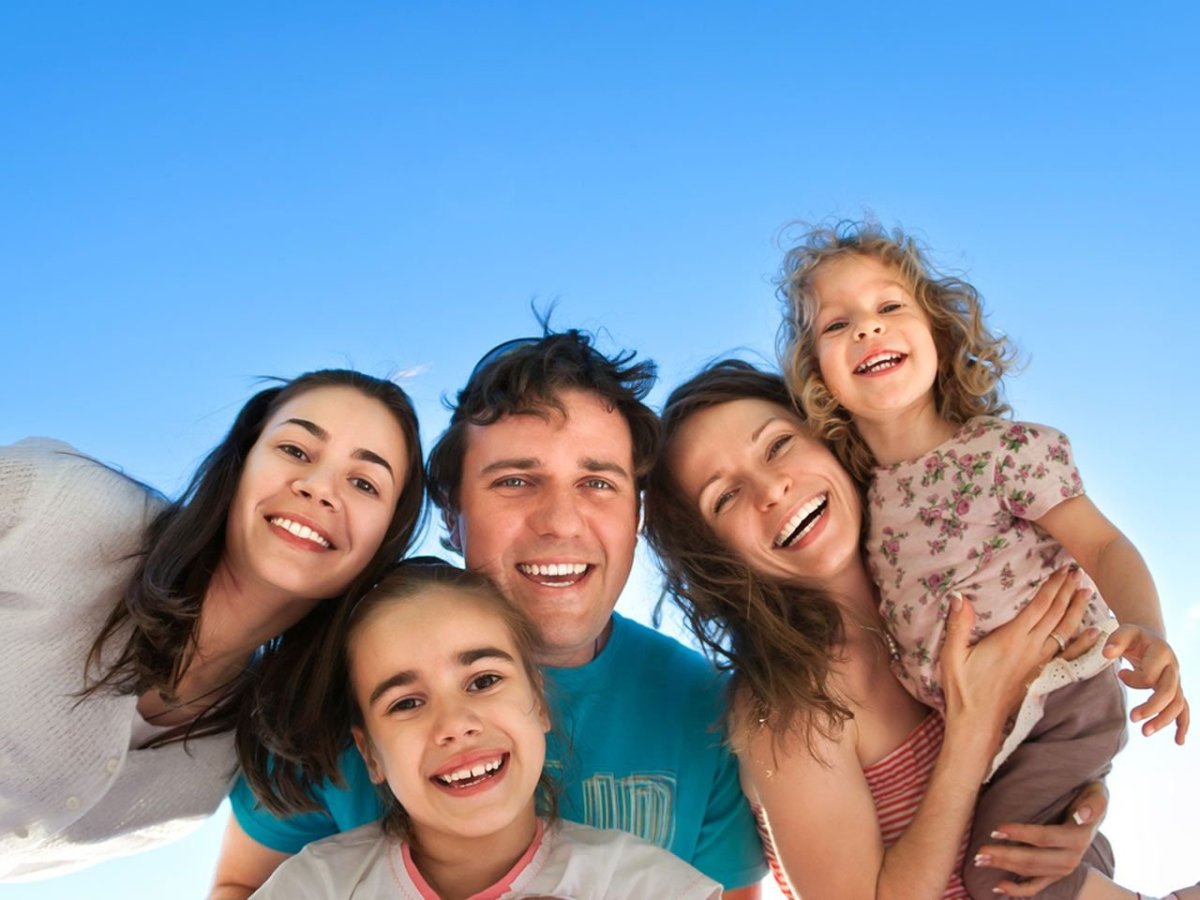 Люди улыбаются семья