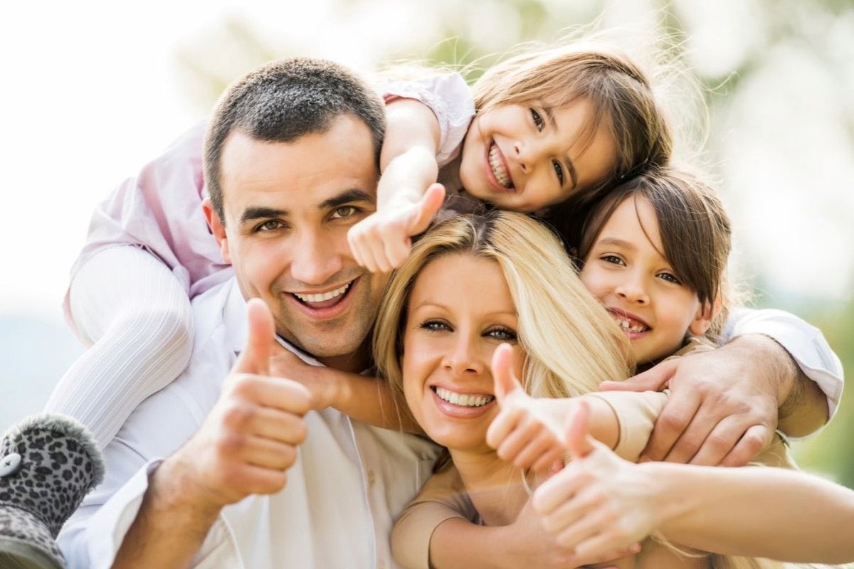 Радостная семья