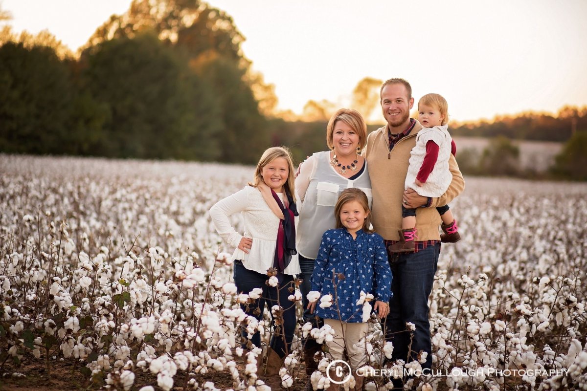 Счастливая семья в поле