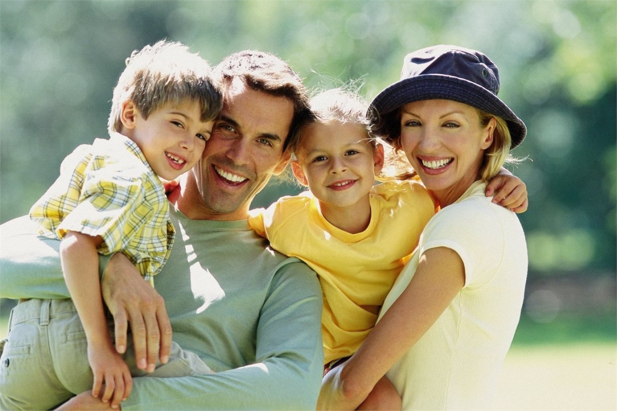 Радостные дети с родителями