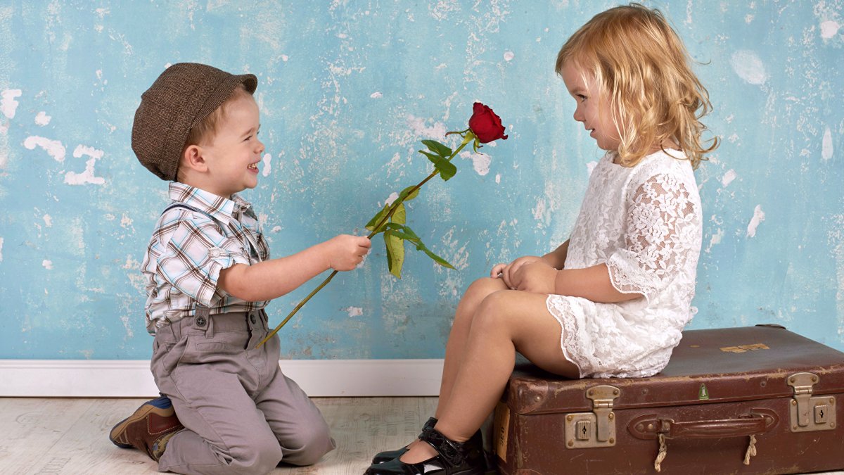 Мальчик Дари девочке цветы