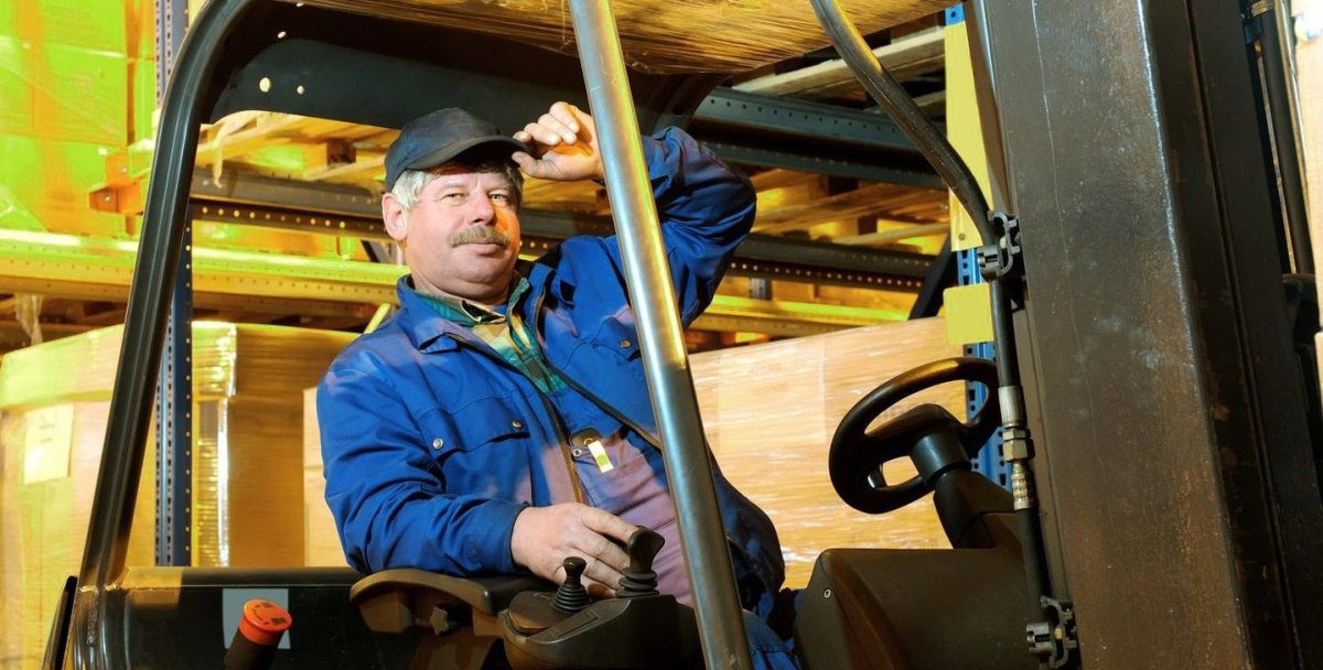 �� грузчик (водитель погрузчика)