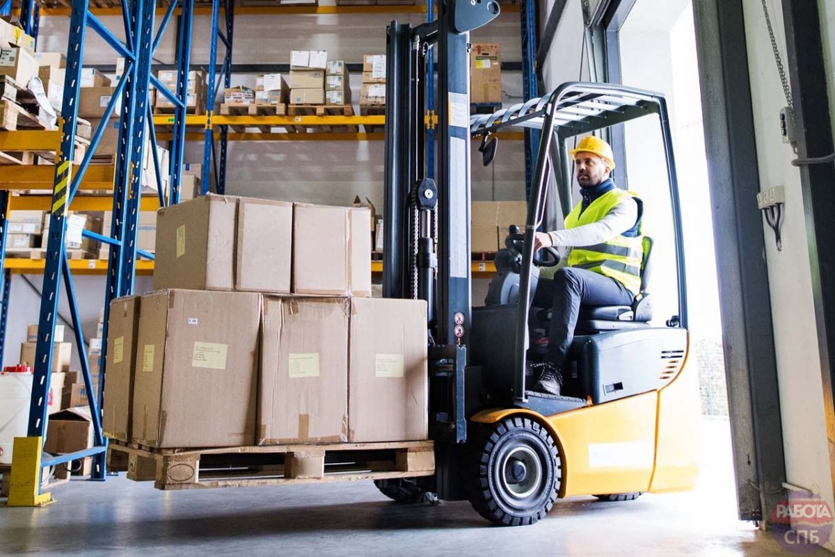 Автопогрузчик на складе
