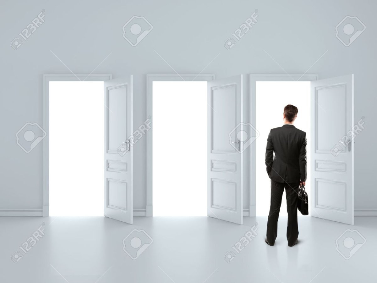 Человек перед дверью