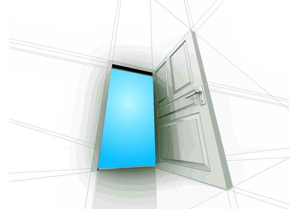 Открытая дверь в перспективе