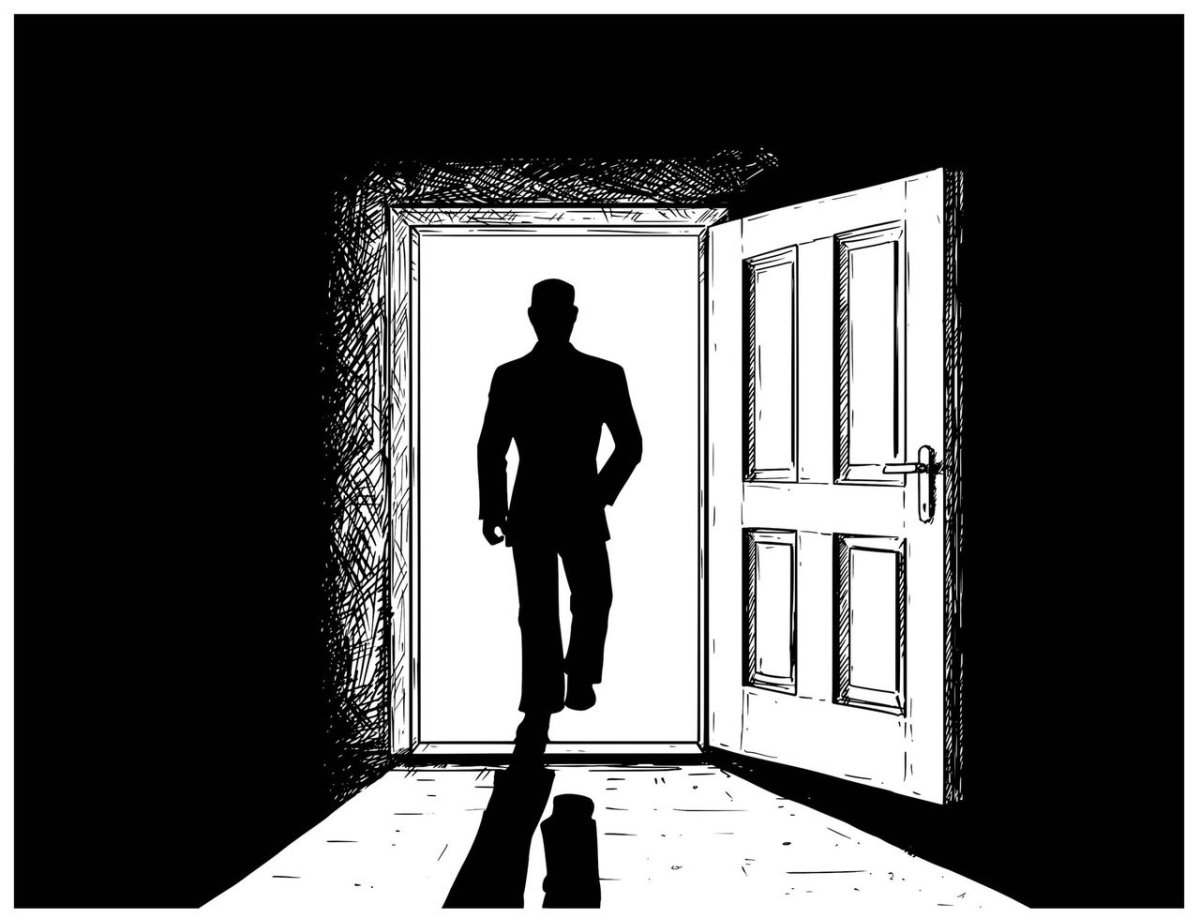 Мужской силуэт в дверном проеме