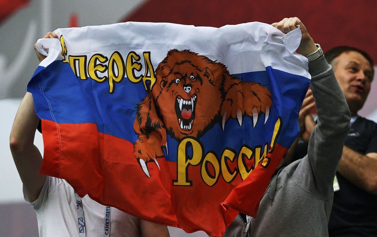 Медведь болельщик сборной России