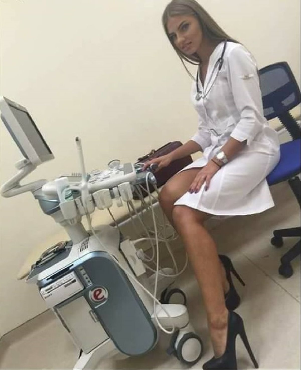 Красивая медсестра в больнице