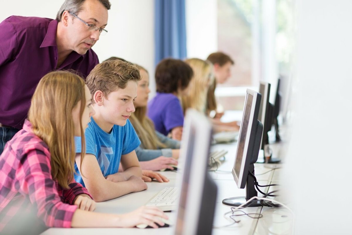 Дети за компьютером в школе