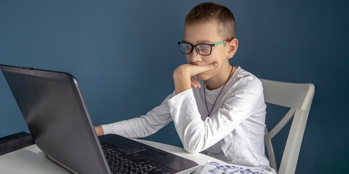 Школьник за компом
