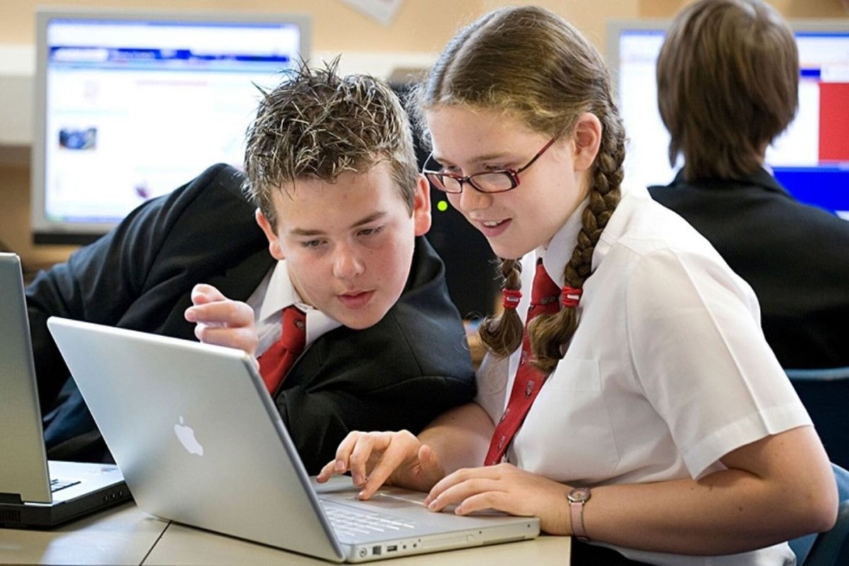 Ученик за компьютером