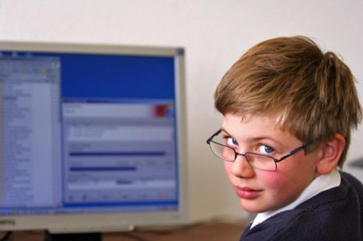 Школьник за компом