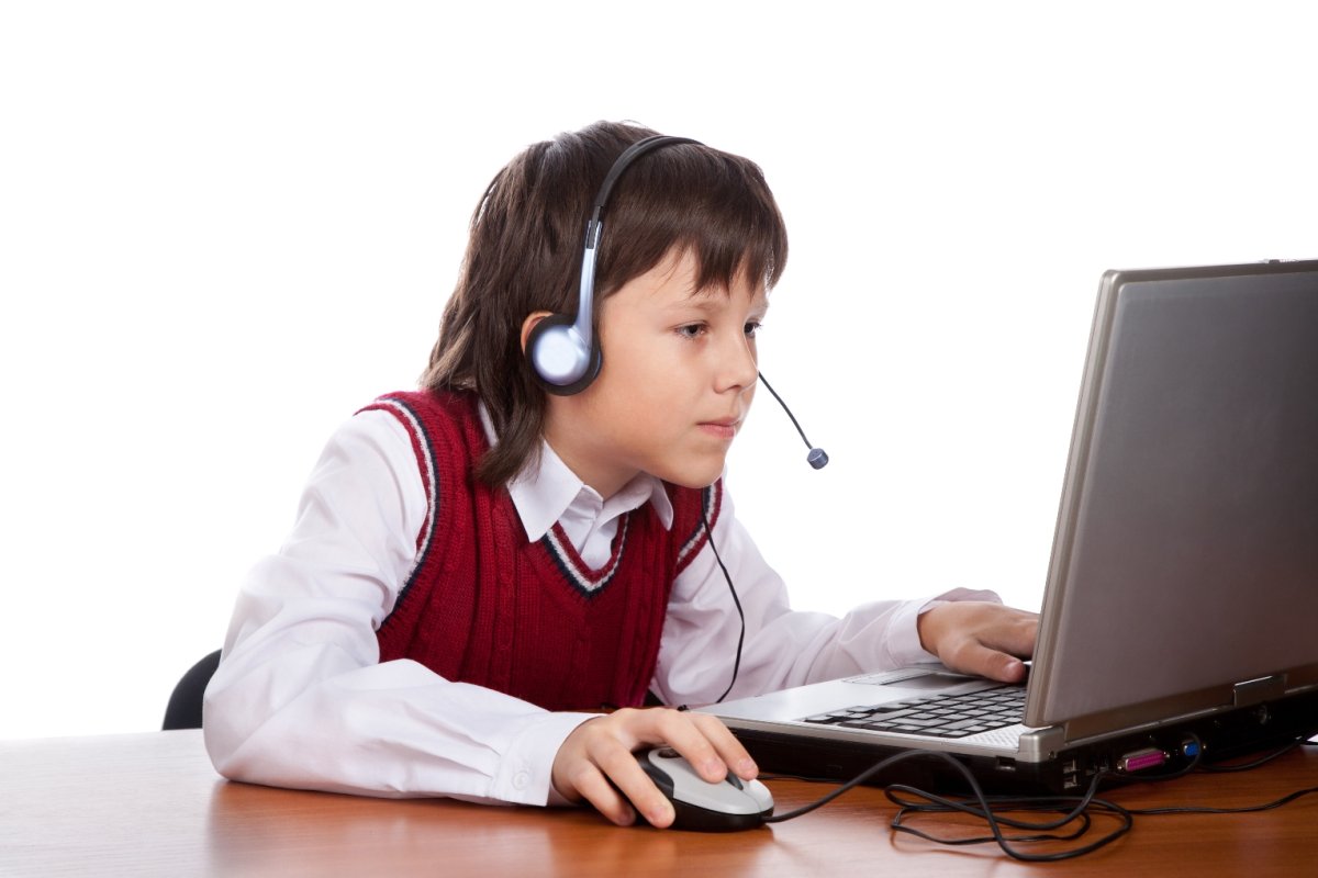 Ученик в наушниках