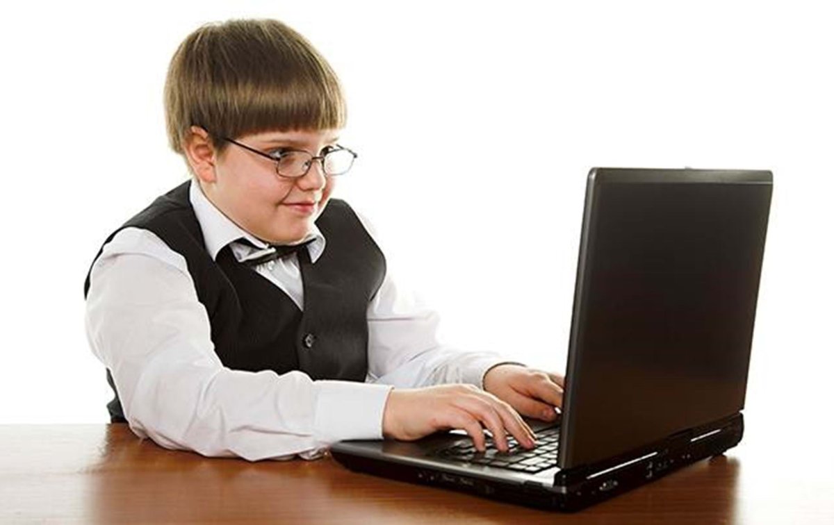 Злой школьник за компьютером