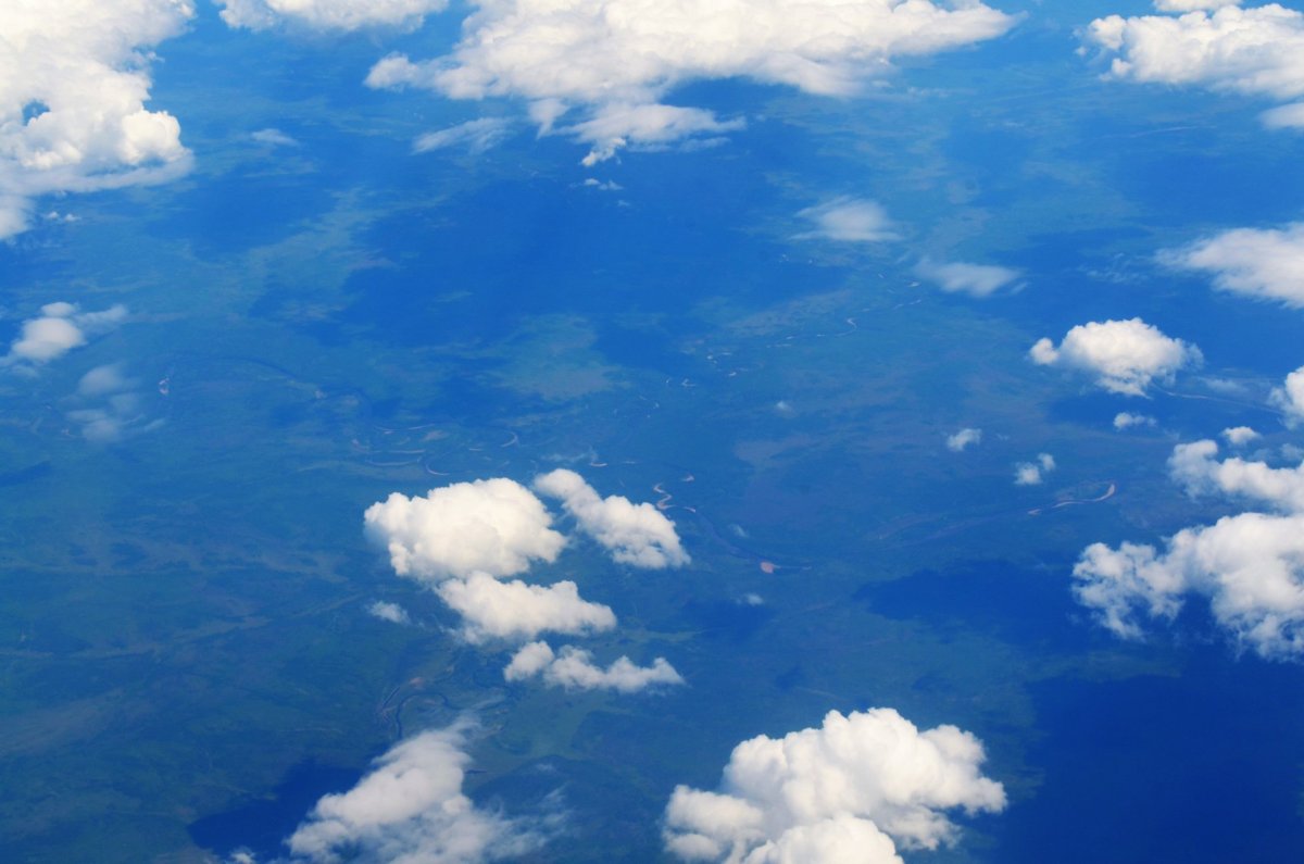 По небу плывут облака