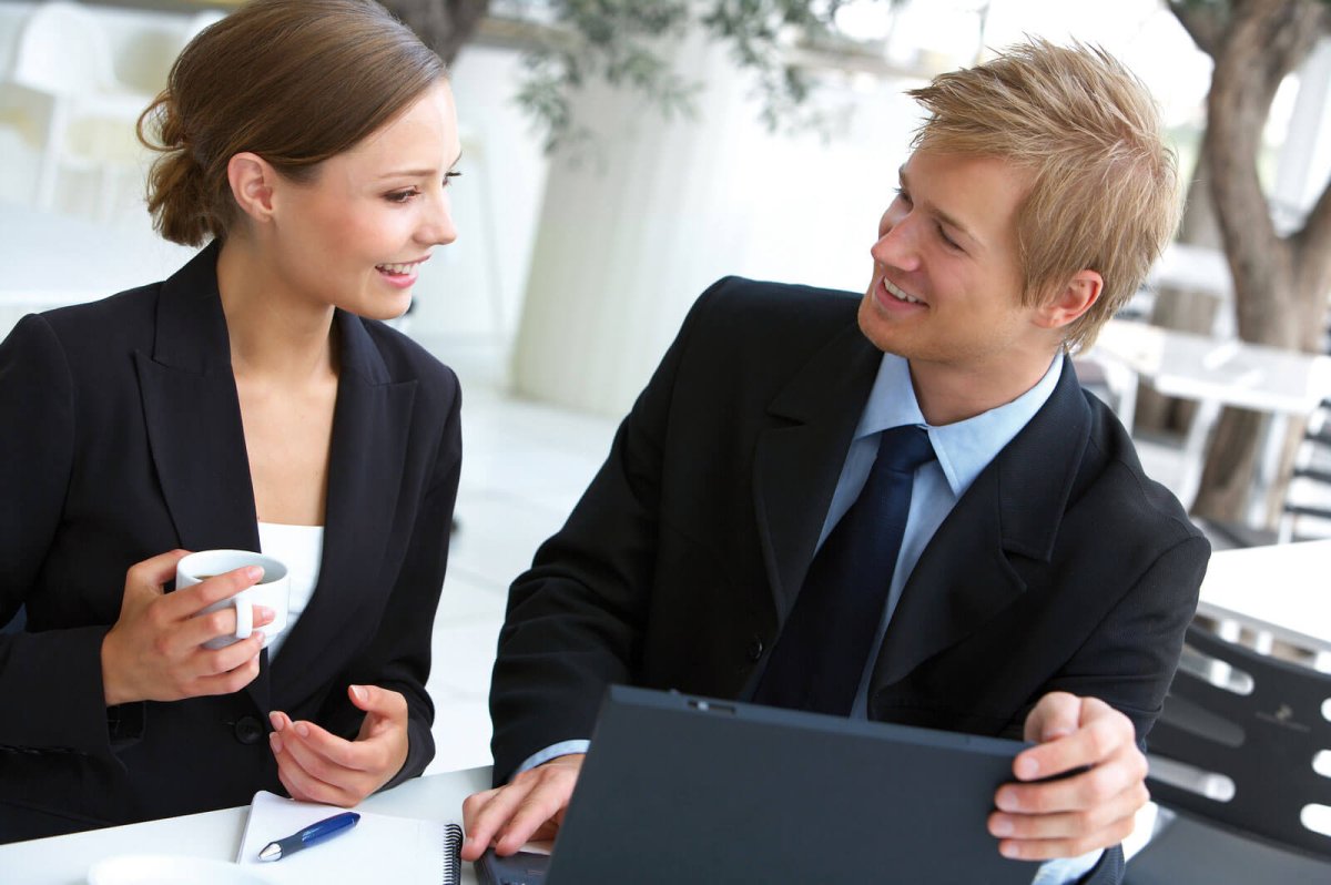 Мужчина и женщина коллеги