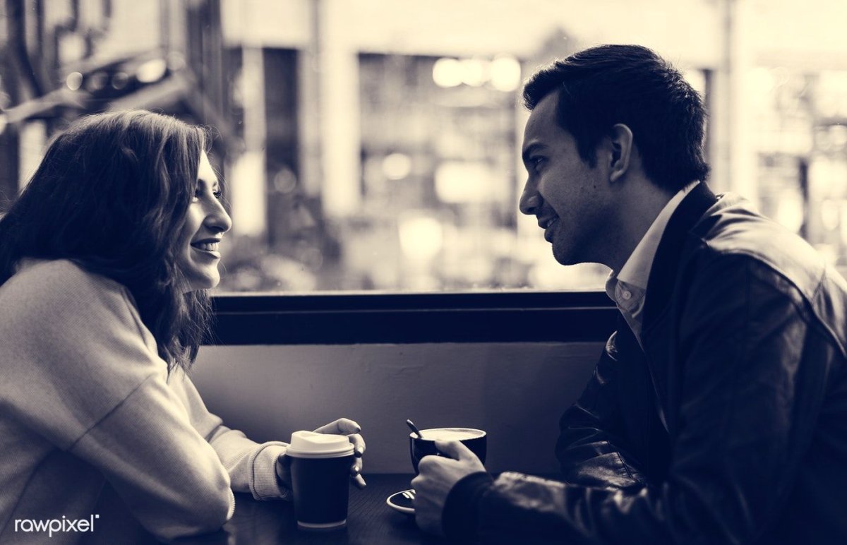Мужчина с девушкой в кафе