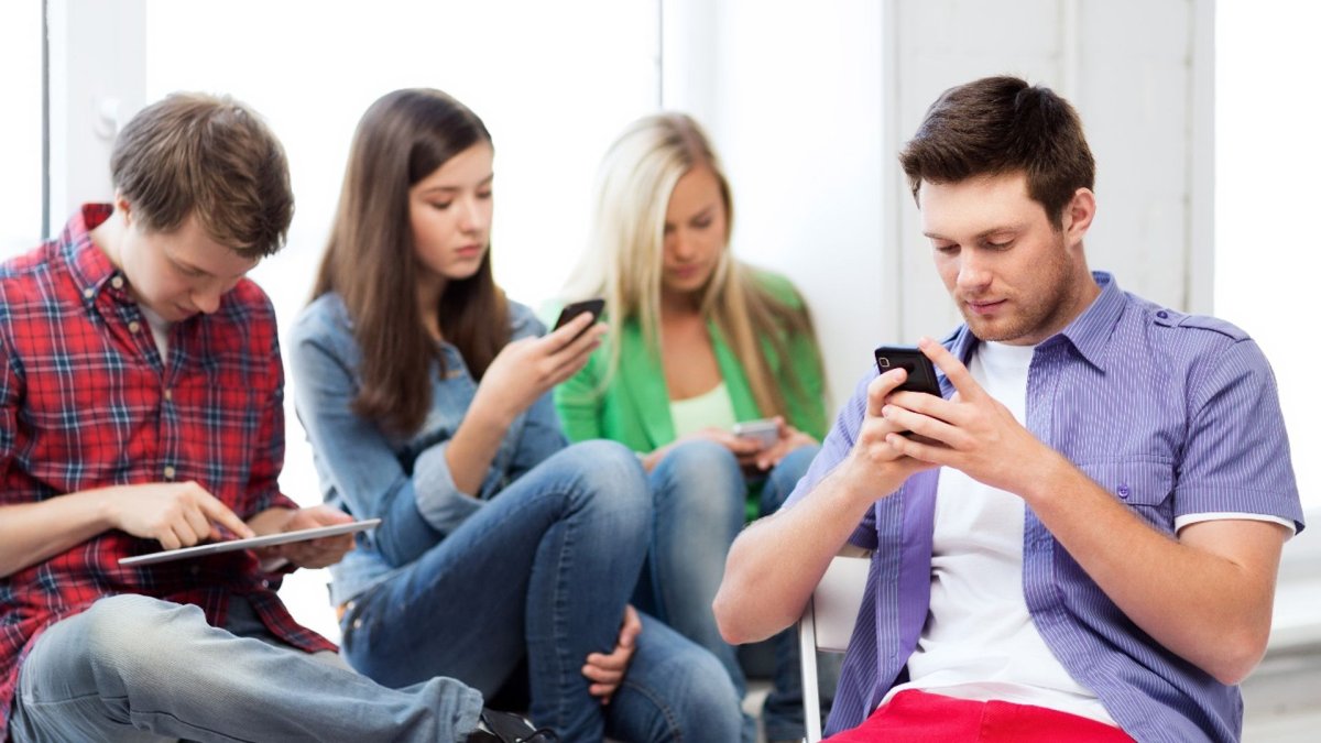 Молодежь в телефонах