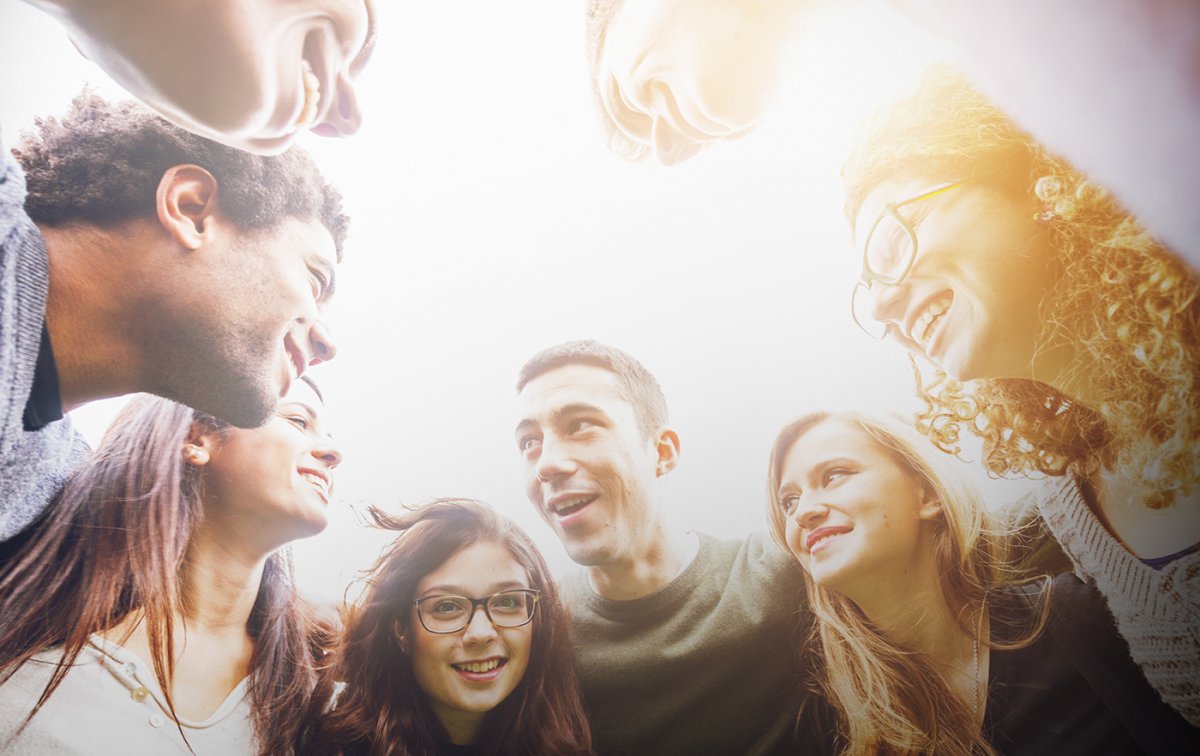 Человек в окружении друзей