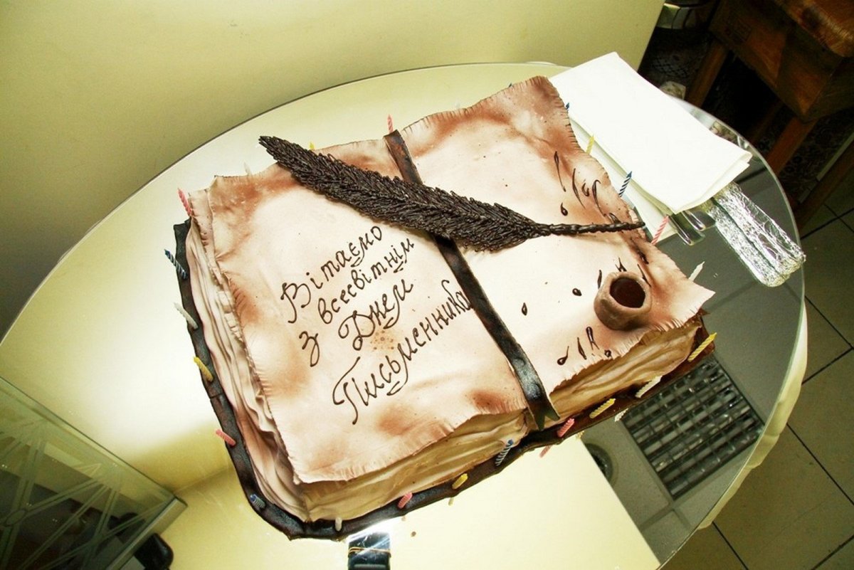 Торт с писателями и поэтами